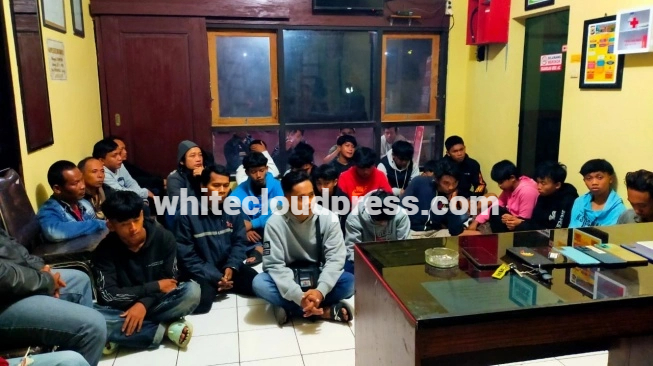 whitecloudpress.com, Nongkrong Hingga Dini Hari, 17 Remaja Ditangkap Diduga Mau Tawuran